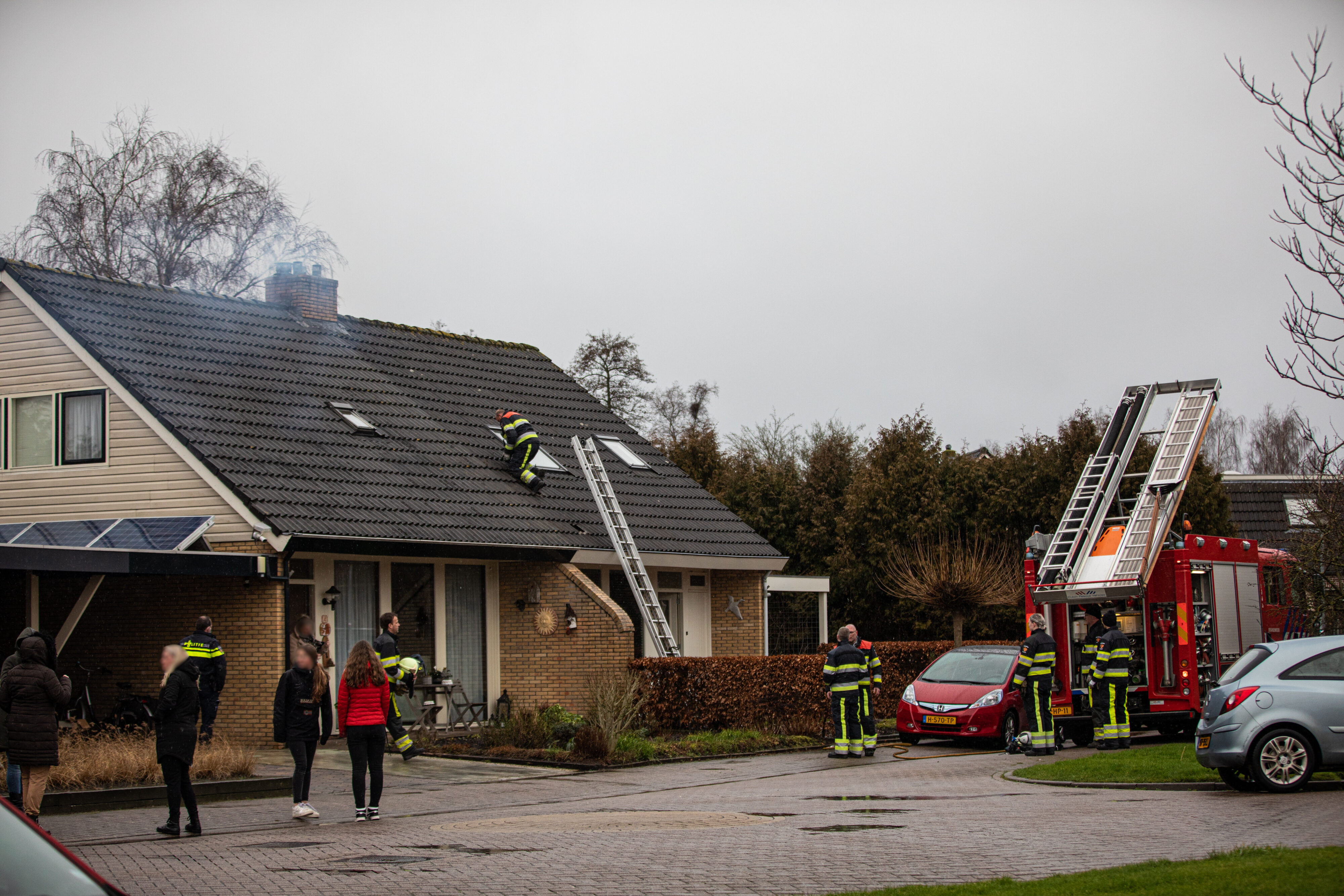 Fikse schoorsteenbrand trekt bekijks