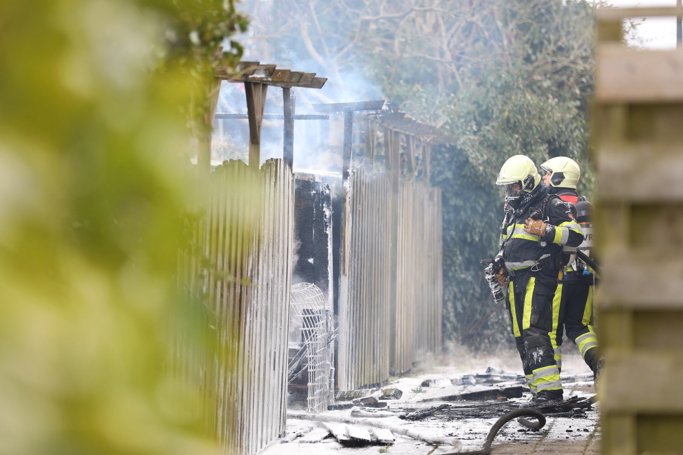Brand verwoest schuur in woonwijk Heerenveen