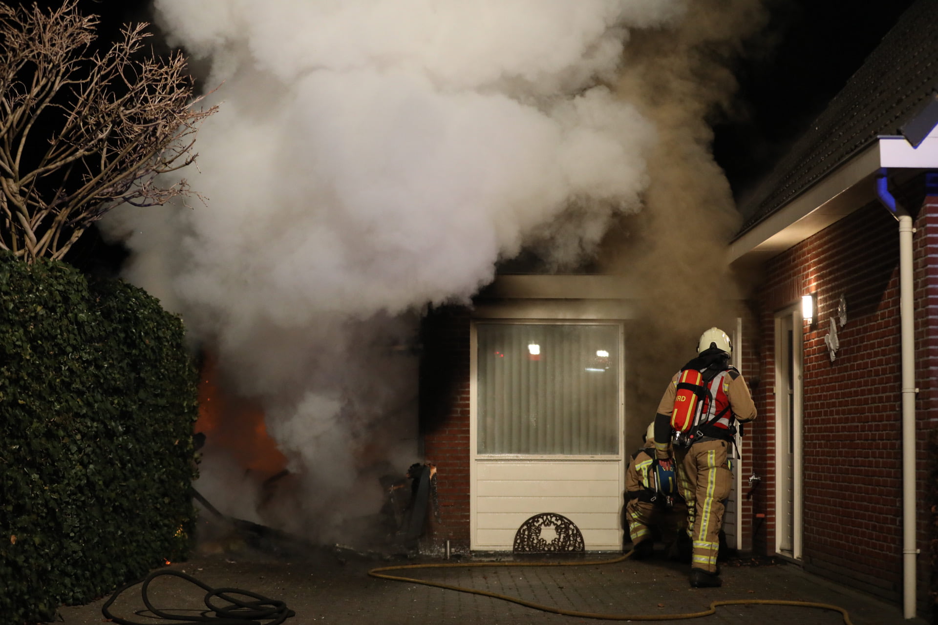 Aanbouw woning beschadigd door felle brand