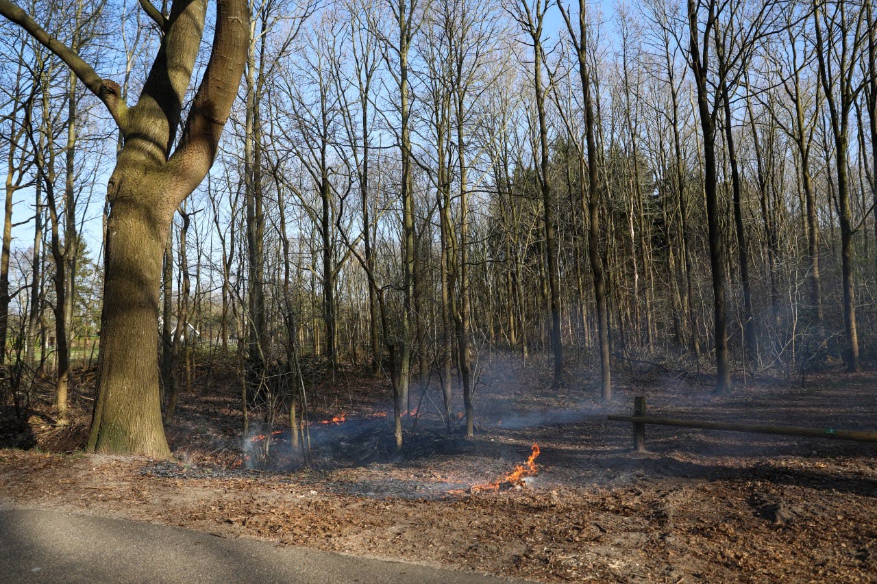 Stukken natuur in brand Noordwolde