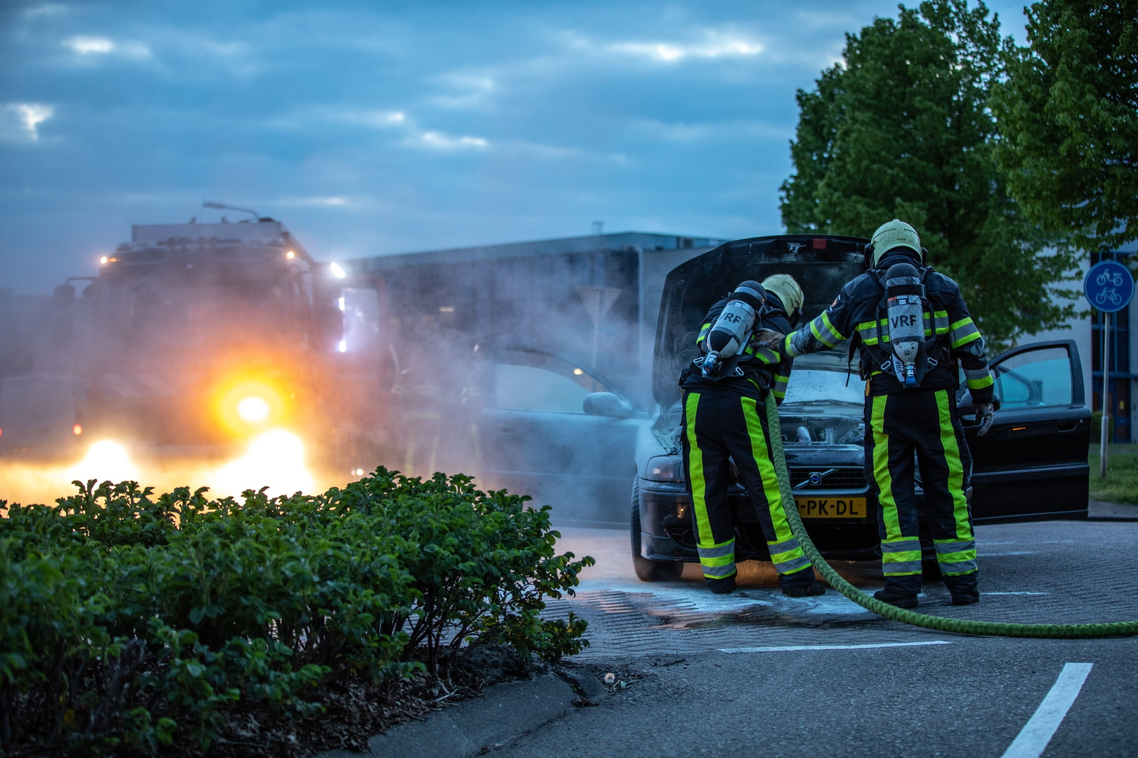 Auto in brand: bestuurder doet eerste bluspoging
