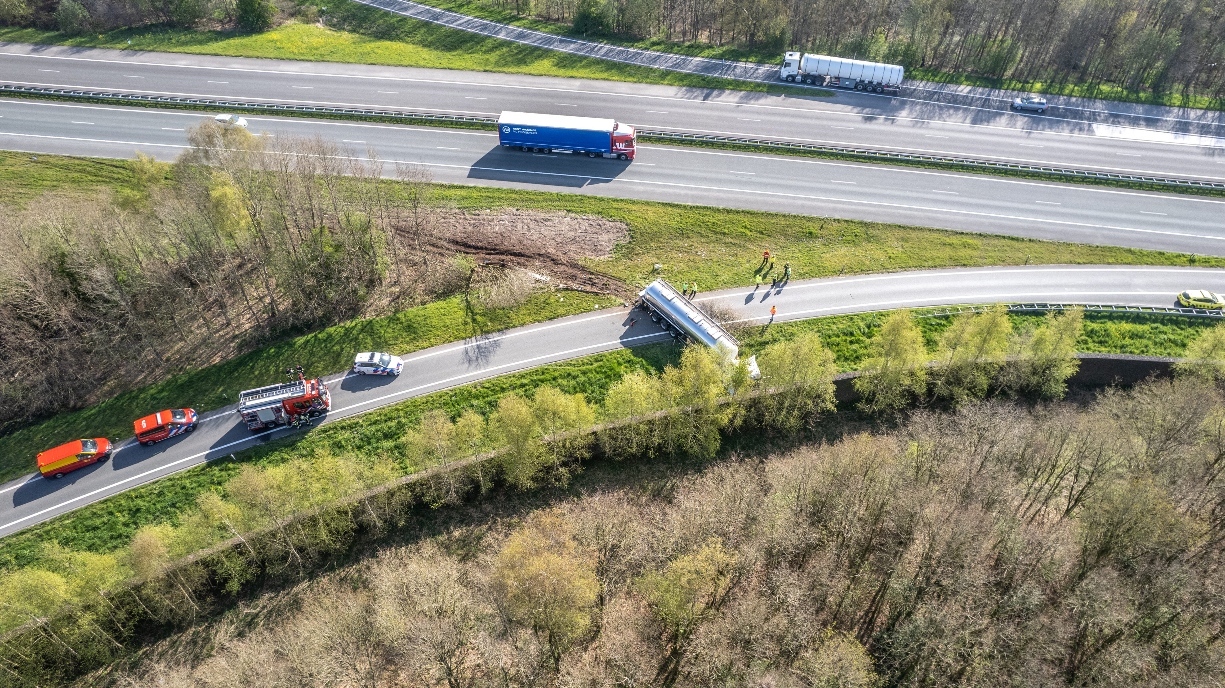 Vrachtwagen belandt naast A32 en ramt geluidswal