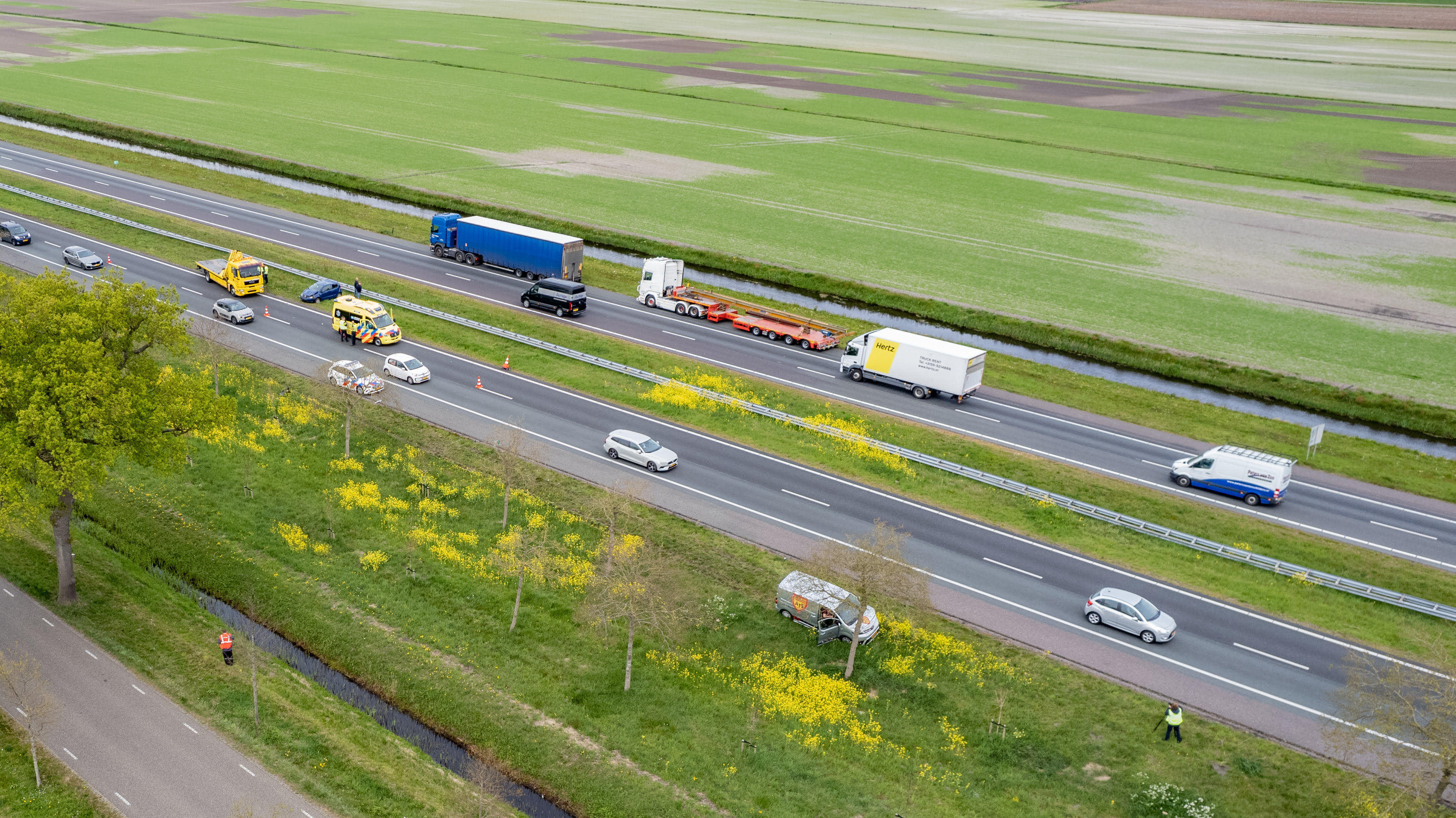 Auto slaat over de kop na botsing met bestelbus