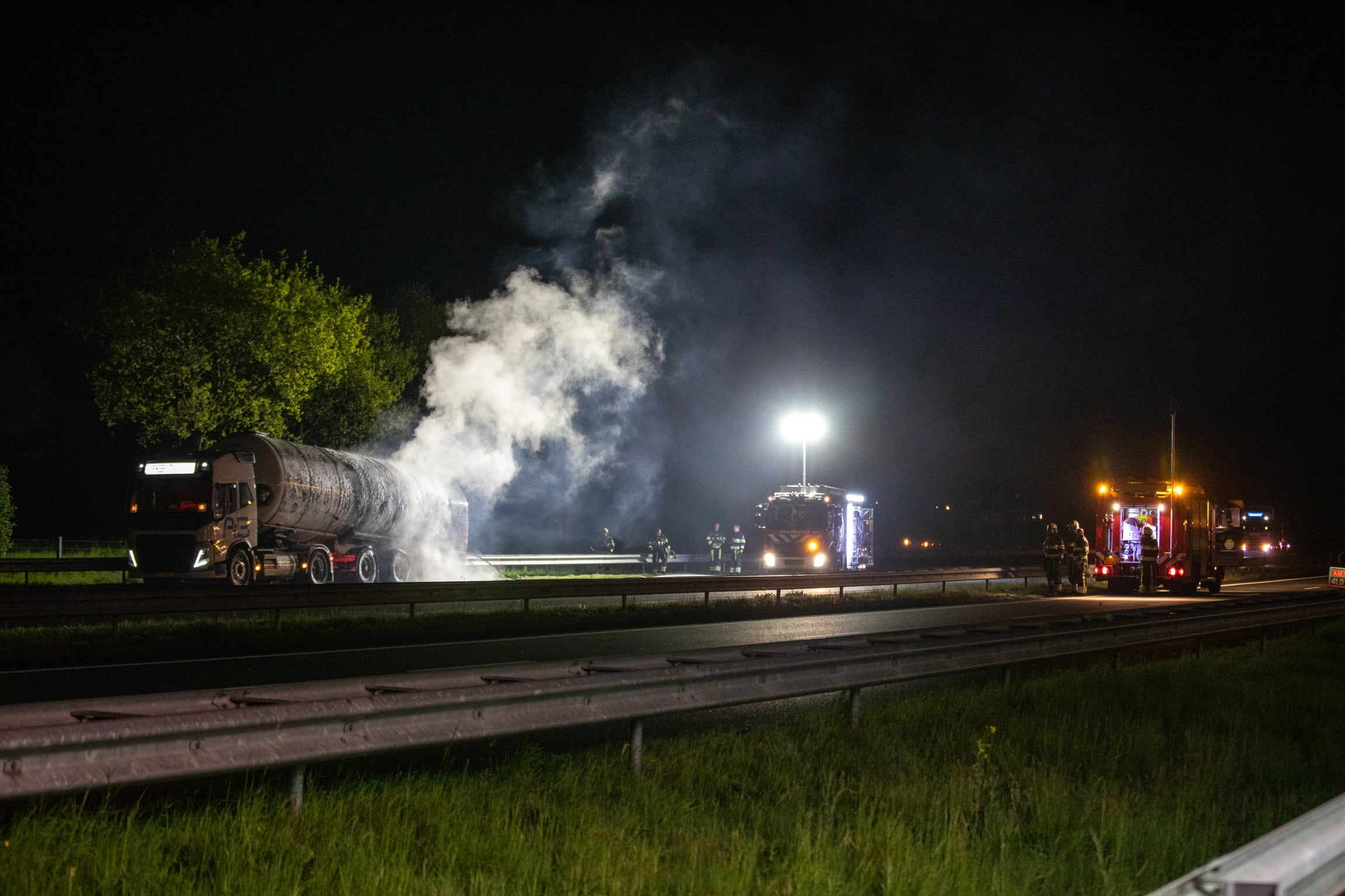 Melkauto in brand op A32